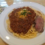 イタリアン厨房 マデーニ - ミートソース。焼いたお肉も載っています。