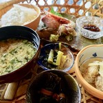 ワインとお宿　千歳 - ご飯にお味噌汁。お造りは甘エビやブリなど。南蛮漬け。昆布巻き。小松菜と油揚げ和え。