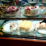 Italian Tomato Cafe Junior Ionmo-Ru Asahikawa Nishi Ten - 美味しそうなケーキが並んでいます！