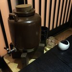 大名やぶれかぶれ - 芋焼酎の甕が置かれています。飲み放題です。