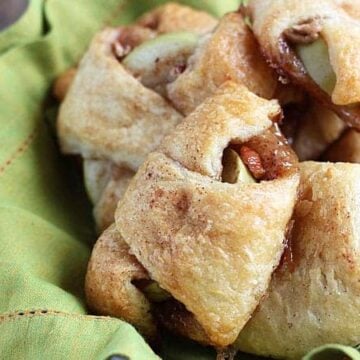 Apple pie bites in a bowl with a green napkin.