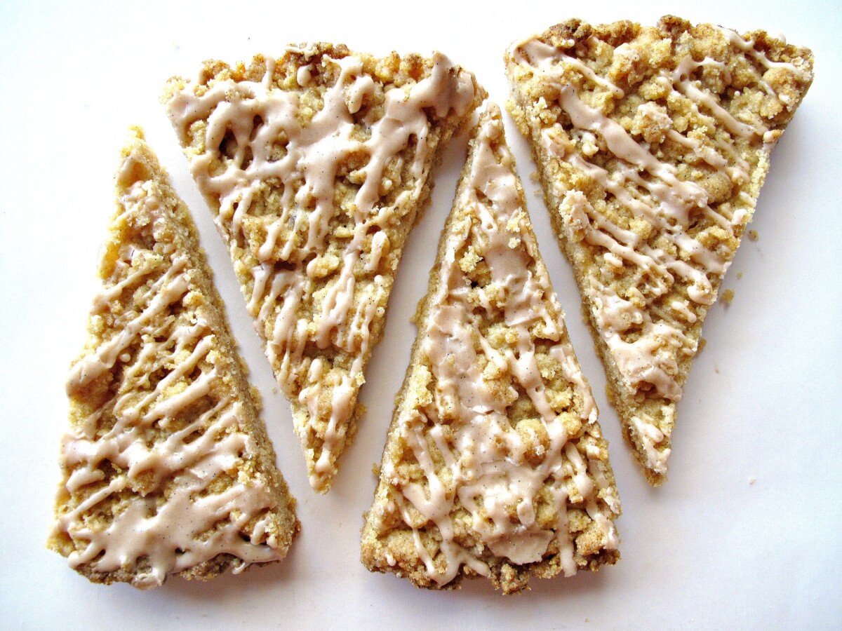 Sliced triangle wedges of Streusel Cookies baked in a round cake pan.