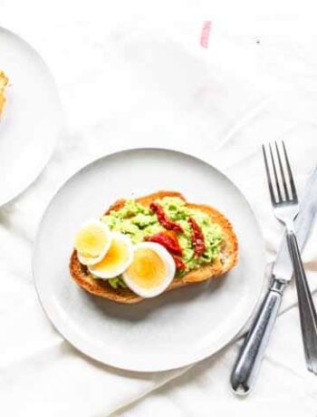 Avocado toast is delicious with sun-dried tomatoes and egg. Super easy to make, great to serve for breakfast, lunch or brunch. Healthy so you can eat it every day. Want to try? Visit thetortillachannel.com for the full recipe and instructions