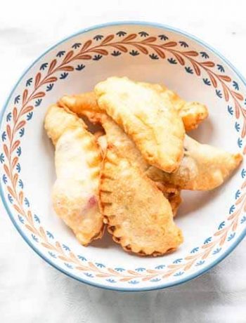 These dessert empanadas with blueberry are amazing. These fried empanadas are crunchy on the outside with a slightly sweet cream cheese filling. Visit thetortillachannel.com for the full recipe #thetortillachannel #sweetempanadas #dessertempanadas #blueberrydessert #dessert