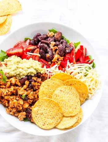 This easy taco salad is colourful and full of crisp and crunch. Made with ground turkey this recipe is done in no time. Serve with your favorite toppings like shredded cheese, tortilla chips, guacamole and beans. Serve for lunch or dinner. Want to try? Visit thetortillachannel.com for the full recipe #thetortillachannel #tacosalad #easysalad #salad