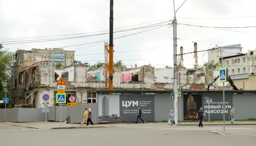 Барнаульский ЦУМ стал ниже еще на один этаж: снос здания-легенды продолжается. Фото