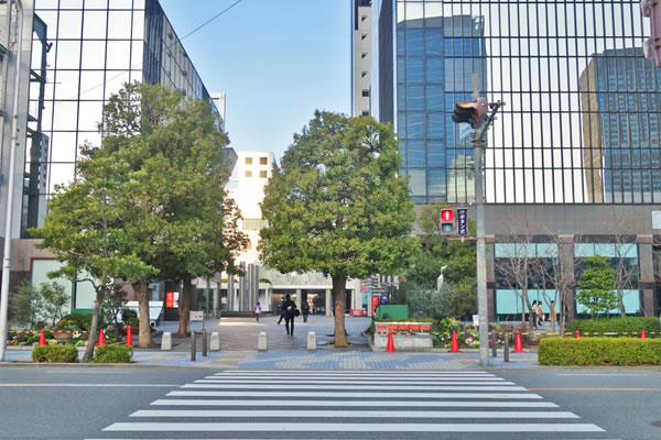 梅田スカイビル前 横断歩道