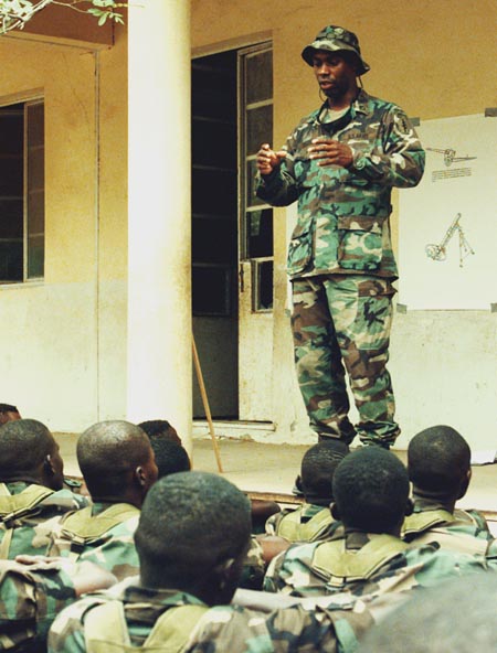 File:American soldier training Senegalese peacekeepers (Thiès, Senegal).jpg