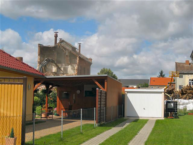 File:Blick von Ahornstr auf Baustelle Brauhaus Genthin.JPG