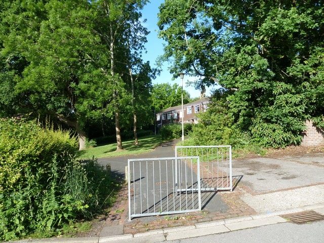 File:Barriers on Mole Hill - geograph.org.uk - 1909392.jpg