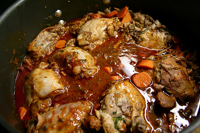 File:Coq au vin rouge.jpg