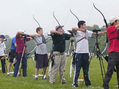 Lučištníci s reflexními luky při venkovní soutěži