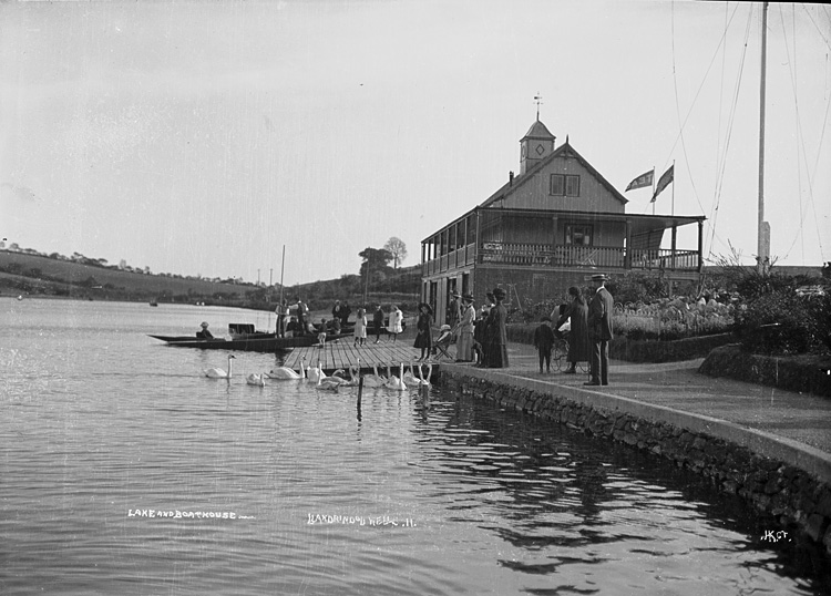 File:Lake and boathouse, Llandrindod Wells (3452362068).jpg