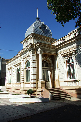 File:RO GL Tecuci Biblioteca municipala - intrare.jpg