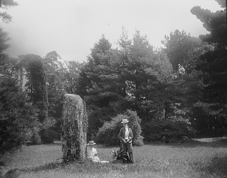 File:Two ladies by a standing stone (4641250499).jpg