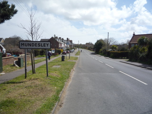 File:Entering Mundesley - geograph.org.uk - 4954920.jpg