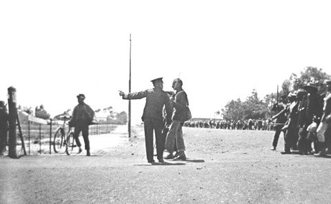 File:Gandhi and policeman 1913.jpg