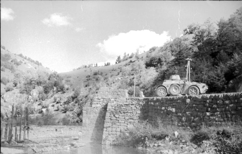 File:Bundesarchiv Bild 101I-203-1688-38, Albanien, Panzerspähwagen.jpg