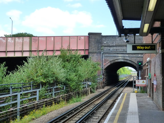 File:Hanger Lane "underground" station - geograph.org.uk - 2421878.jpg