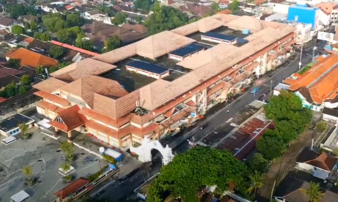 File:Pasar Klewer in Surakarta, central Java of Indonesia.jpg