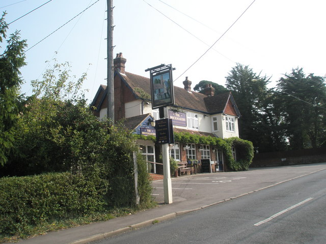 File:The Bricklayers in Church Road - geograph.org.uk - 1516157.jpg