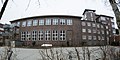 Deutsch: Schule Lämmersieth in Hamburg-Barmbek-Nord, Fassade in Richtung Osterbek. This is a photograph of an architectural monument. It is on the list of cultural monuments of Hamburg, no. 22937.