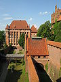 Polski: Pałac Wielkich Mistrzów - widok z gdaniska Zamku Wysokiego English: Grand Masters' palace, view from latrine tower of the High Castle Magyar: Nagymesteri palota a fellegvár árnyékszék-tornyából