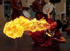 İkinci yer: Fire breathing "Jaipur Maharaja Brass Band" in Chassepierre, Belgium. Luc Viatour (CC-BY-SA-2.5, 2.0, 1.0)