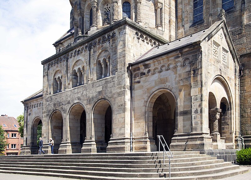 File:Portalhalle - Basilika Rheine.jpg