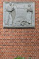 Deutsch: Relief am Siedlungsbau Lenhartzstraße 33 in Hamburg-Eppendorf. This is a photograph of an architectural monument. It is on the list of cultural monuments of Hamburg, no. 20277.