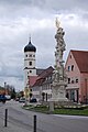 Hauptstraße mit Pestsäule und Pfarrkirche; links der heilige Rochus, rechts der heilige Sebastian