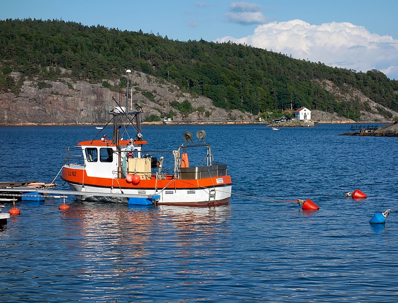 File:Fishing boat in Holma marina.jpg