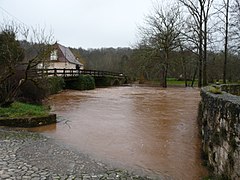 Auvézère crues Le Change passerelle.JPG