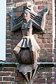 Deutsch: Siedlingsbau Ophagen 21 in Hamburg-Altona-Nord: Figur links neben dem Eingang. This is a photograph of an architectural monument. It is on the list of cultural monuments of Hamburg, no. 16200.