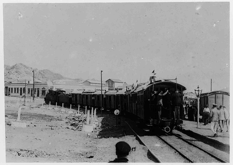 File:Abfahrt der Eisenbahn in Lüderitzbucht.jpg