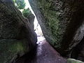 Passage étroit entre deux rochers à l'entrée du Chaos d'Huelgoat 1.