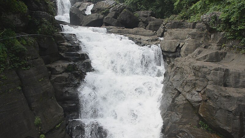 File:Dawki Waterfalls (7409057936).jpg