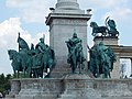 Deutsch: Heldenplatz in Budapest, Millenniumsdenkmal, Statuen der sieben Heerführer. English: Heroes' Square in Budapest, Millennium Monument, statues of the seven chieftains.