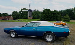 Vue de profil, Dodge Charger (B-body; 1971-1974) au Duke's Club.- Juin 2014 Villeneuve-d'Ascq, France