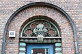 Deutsch: Baukeramik von Richard Kuöhl über dem Eingang des Siedlungsbaus Wachtelstraße 68 in Hamburg-Barmbek-Nord. This is a photograph of an architectural monument. It is on the list of cultural monuments of Hamburg, no. 22910.