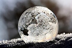 Third place: Frosted bubble. – Atribut: Danielarapava (CC BY-SA 4.0)