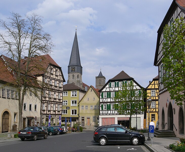 File:Münnerstadt Marktplatz 2.jpg