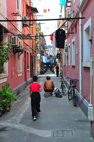 File:Narrow street (3989102287).jpg