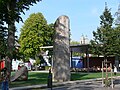 Stadtpark Weingarten Rudolf Wachter: Skulptur „Woodhenge“, 2000, Maße: Höhe 8m Ø 2,20m; Material: Mahagoni