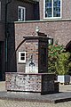 Deutsch: Brunnen mit Keramiken von Richard Kuöhl im Hof der Heilandskirche in Hamburg-Uhlenhorst. This is a photograph of an architectural monument. It is on the list of cultural monuments of Hamburg, no. 30988.