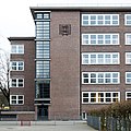 Deutsch: Schule Lämmersieth in Hamburg-Barmbek-Nord, Klassenflügel mit zweitem Treppenhaus. This is a photograph of an architectural monument. It is on the list of cultural monuments of Hamburg, no. 22937.