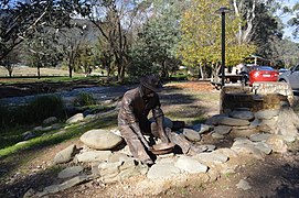 Harrietville Prospector Statue.JPG