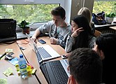 Polski: Edycja Wikipedii na cztery ręce i dwa laptopy. Na bliższym laptopie powstaje hasło Ludwik Kauffmann, na dalszym hasło o pomniku Marii Curie-Skłodowskiej w Warszawie. Warsztat z cyklu WikiWarszawa zorganizowany dla uczniów LO im. Dembowskiego w Warszawie. Grupa uczestniczyła wcześniej w warsztacie czerwcowym, teraz pracowaliśmy głównie nad hasłami, doborem źródeł, ale i nad motywacją do zostania wikipedystą i powodami dla których powstają hasła. Warsztat poprowadzili Soldier of Wasteland, TR i Halibutt.