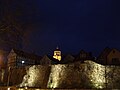 Die Stadtkirche hinter der Stadtmauer bei Nacht