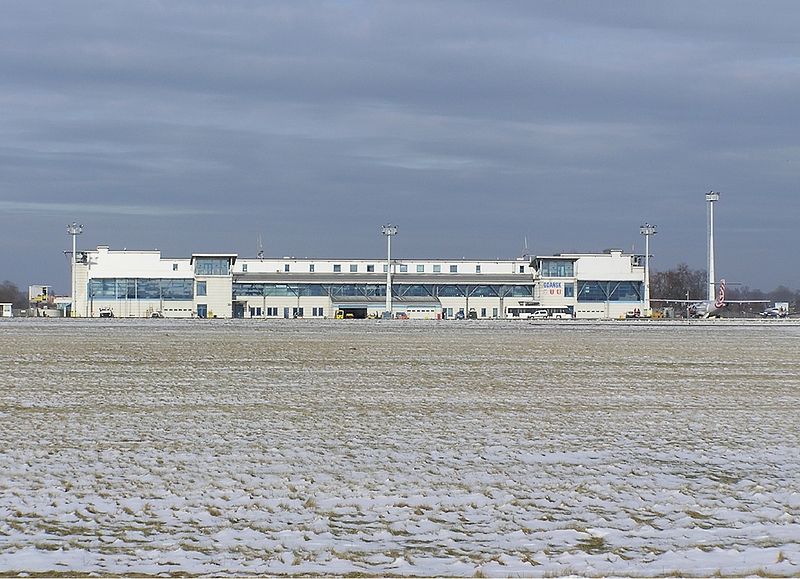 File:Gdansk Airport teminal Idaszak-3.jpg